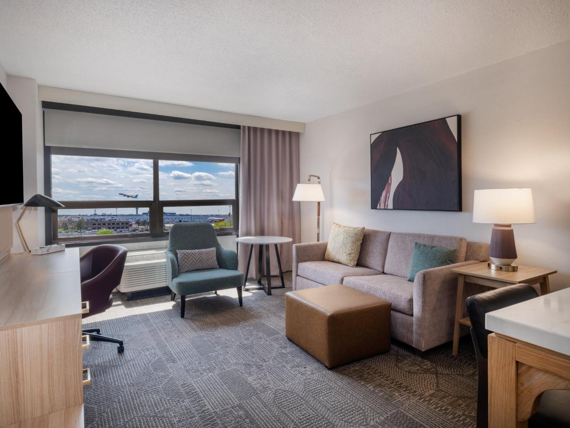 One-Bedroom King Suite with Airport View,1558894849:JPEG